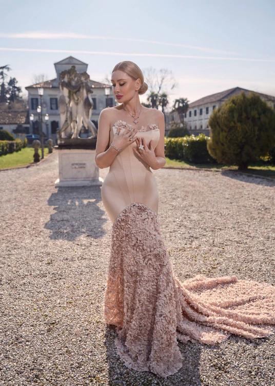 Cocktail dress with train