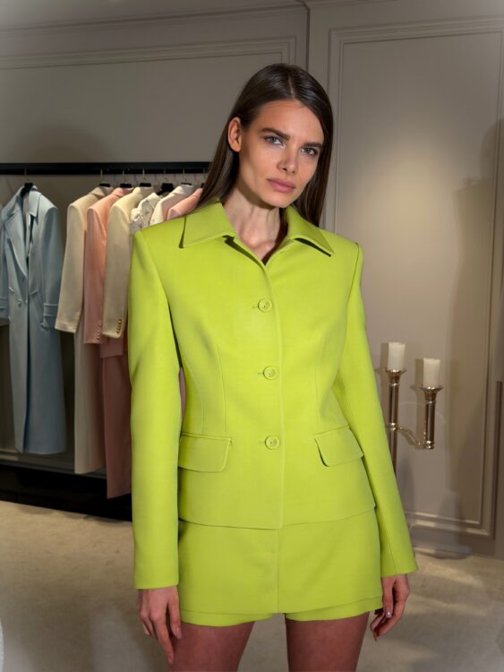 Suit in light green color with a skirt-shorts